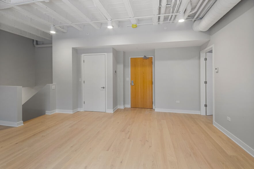 Building Photo - 4637 N Ashland Ave