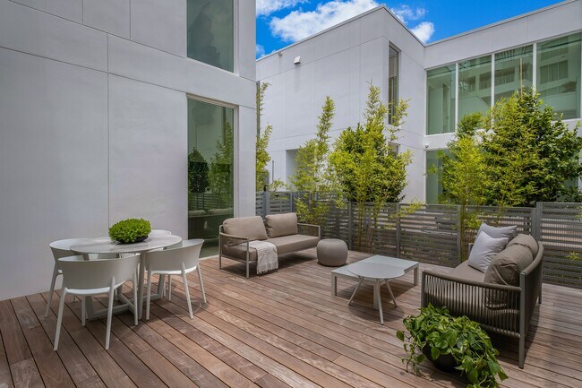 Building Photo - 1011 W 48th St
