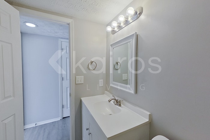 Building Photo - 3160 Creekwood Dr