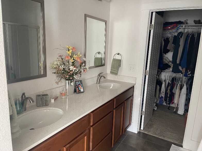 Building Photo - 405 Promenade Dr