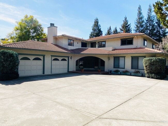 Building Photo - Extraordinary home with expansive yard on a flag lot in Mountain View.  Great Location and Schools.