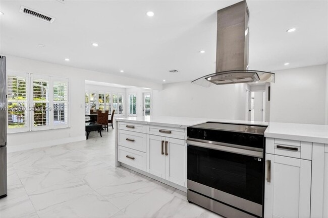 Building Photo - 4010 NE 22nd Ave