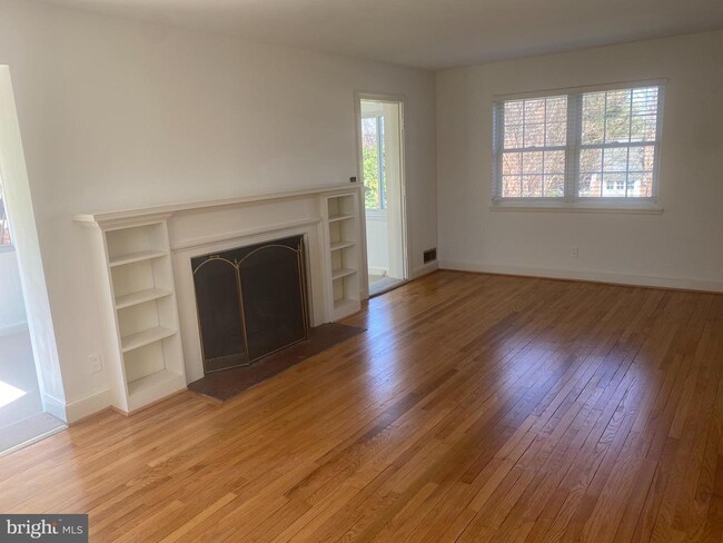 Building Photo - 716 N Overlook Dr