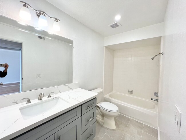 Building Photo - Oceanfront Top-Floor Condo – 1 Bed, 1 Bath...