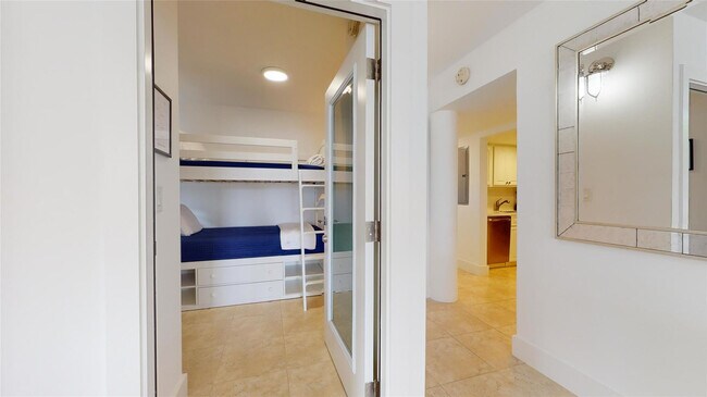 Building Photo - 1824 S Ocean Dr