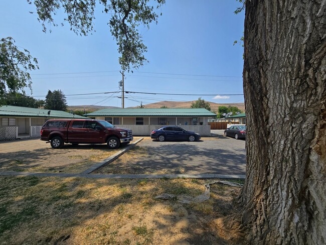 Building Photo - Fully Remolded 2 Bedroom Apartment Move-in...