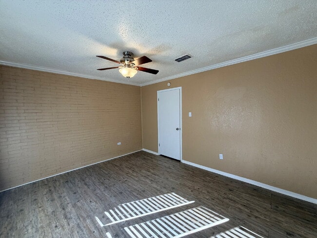 Building Photo - "Charming 3-Bed, 2-Bath Home in Lubbock – Spacious 1,233 Sq Ft Gem on 33rd Street!"