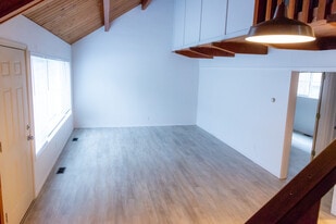 Building Photo - 1072 SW E Ave