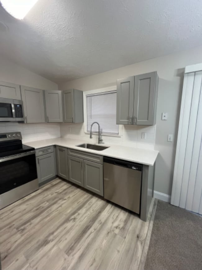 Building Photo - Updated 2/2 in Indian River Estates