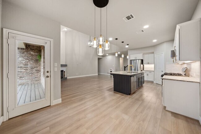 Building Photo - 6905 Etna Way