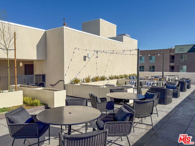 Building Photo - 201 N La Brea Ave