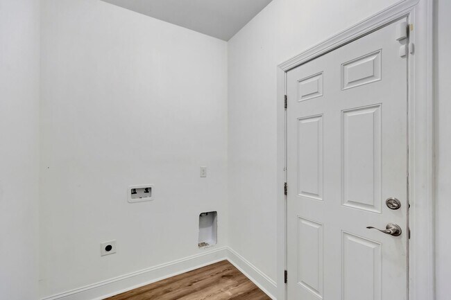 Building Photo - Spacious 4-Bedroom Charleston Home Loaded ...