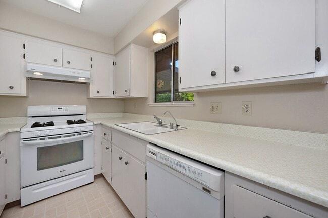 Building Photo - Prime location