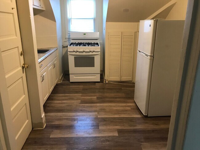 Building Photo - ELM 869-871