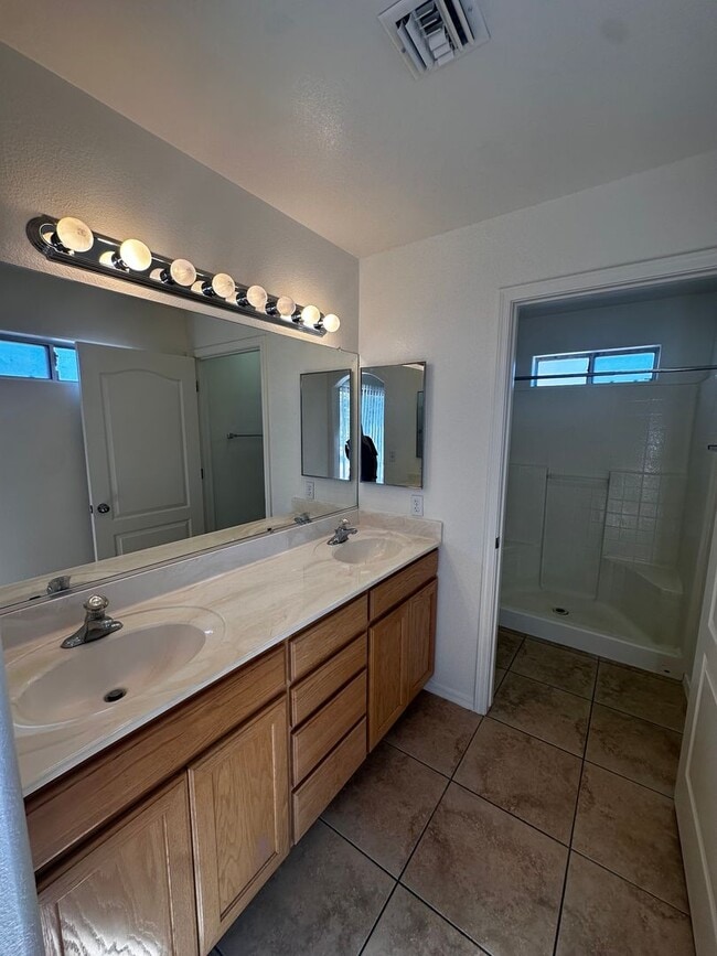 Building Photo - 3 Bedroom 2 Bathroom Duplex