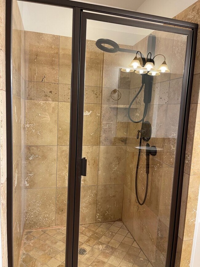 Building Photo - Gorgeous home in Orem