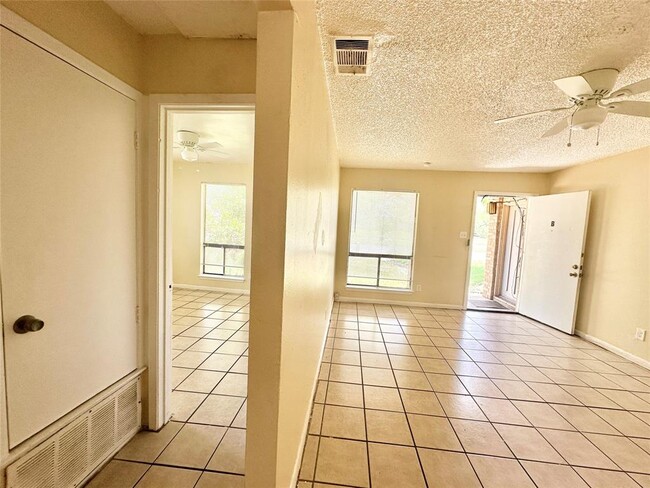 Building Photo - 207 W William Cannon Dr