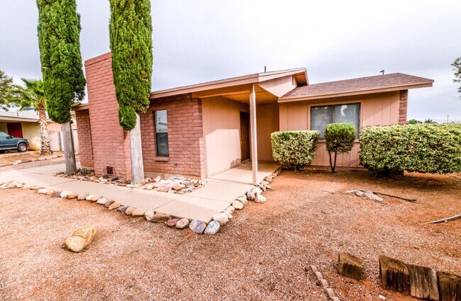 Building Photo - Charming Cul De Sac Home with Fireplace, Central A/C & Garage!