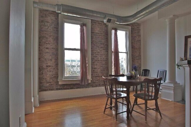 Building Photo - 275 S Limestone