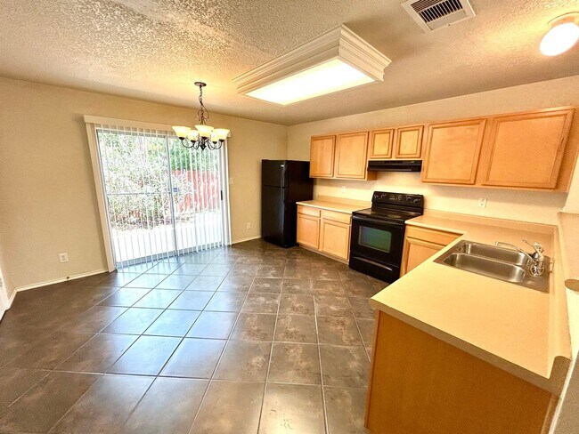 Building Photo - *MOVE IN SPECIAL* Move-In Ready | Washer & Dryer Included + Google Fiber Located Near UTSA!