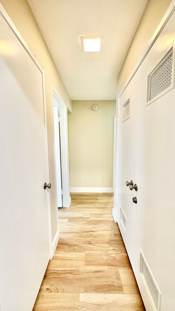 Building Photo - Fully Remodeled Upper Unit Condo in the De...