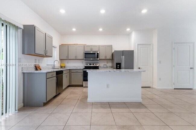 Building Photo - 1170 SW 7th Ct