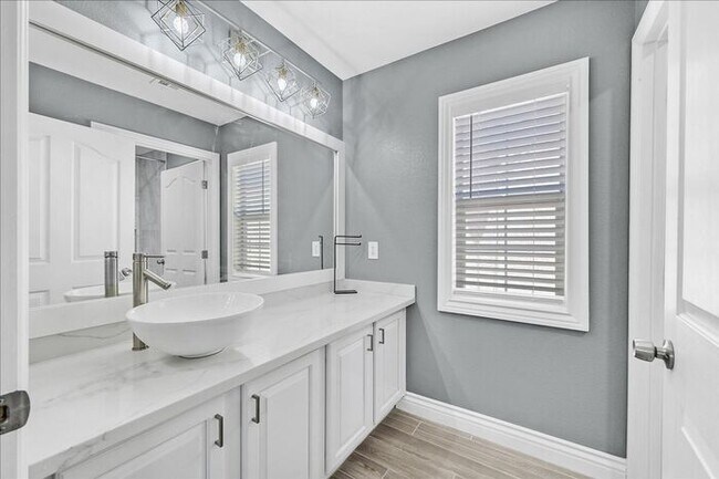 Building Photo - Stunning 3-Bedroom Townhome with Spacious Backyard & Fireplace