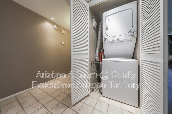 Building Photo - 3940 E Timrod St