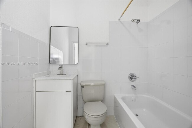 Building Photo - 465 NE 165th St