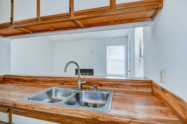 Building Photo - GATED COMMUNITY - CONDO