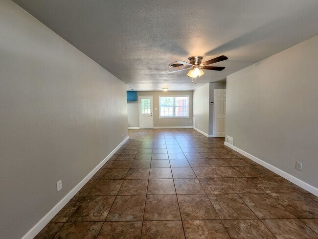 Building Photo - 3 Bedroom 2 Bath brick home in Shawnee