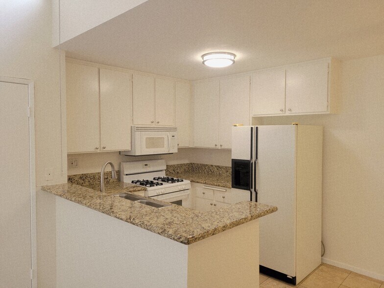 Kitchen (1) - 27240 Luther Dr
