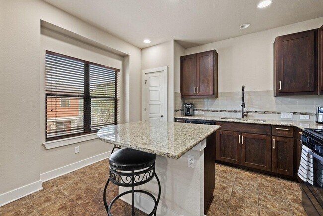 Building Photo - 1504 Lorraine Loop