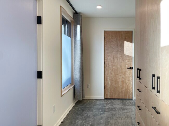 Building Photo - 1614 6th Ave