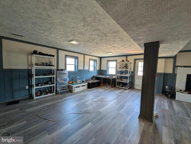 Building Photo - 4301 Mountain View Dr