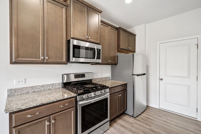 Building Photo - Lovely 3 BR, 2.5 BA Townhome, Centrally lo...