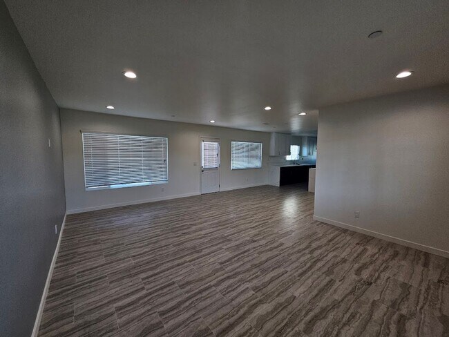 Building Photo - Newly Remodeled 2 Bedroom / 1 Bath! Call o...