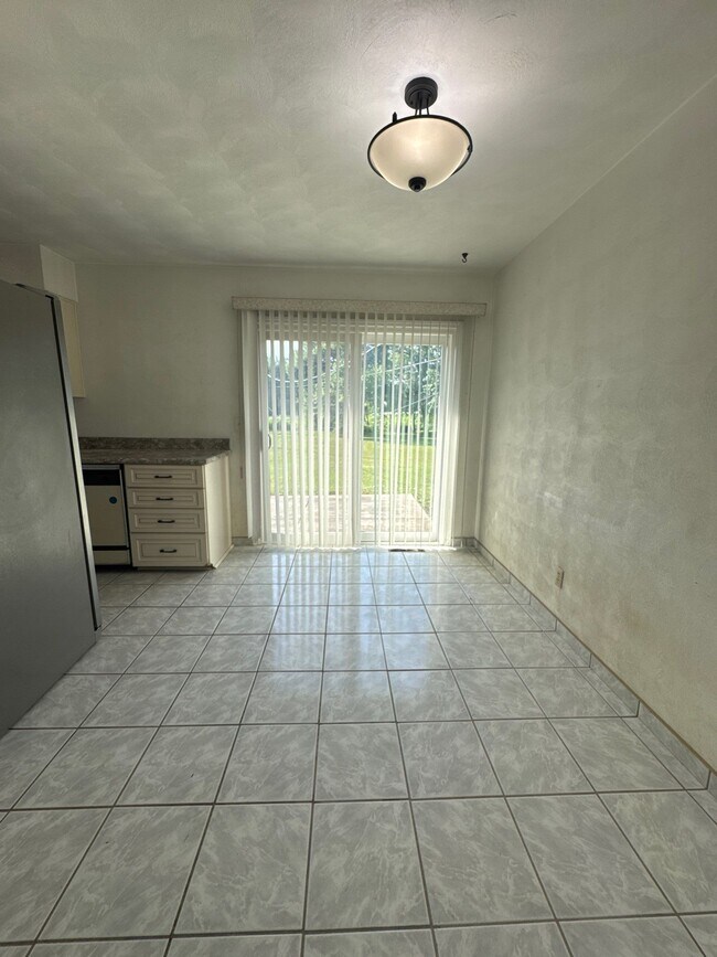 Building Photo - 1704 Twinbrook Dr