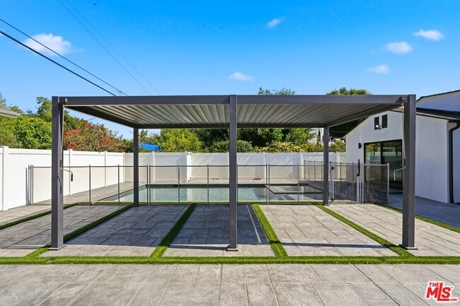 Building Photo - 5735 Saloma Ave