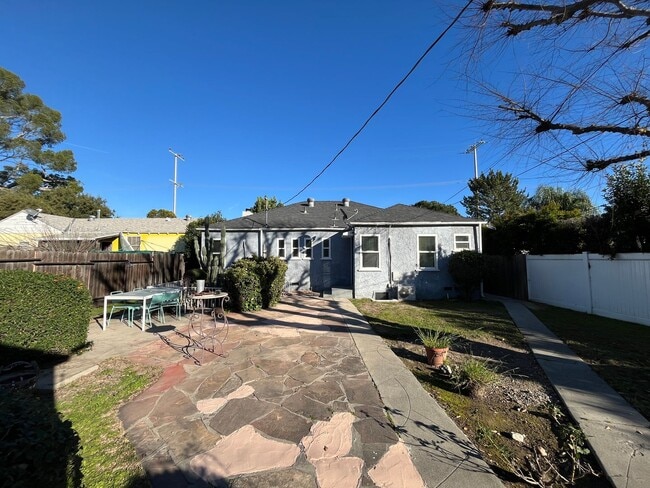 Building Photo - Spacious 2+2 home w/extra storage, upgrades + backyard!