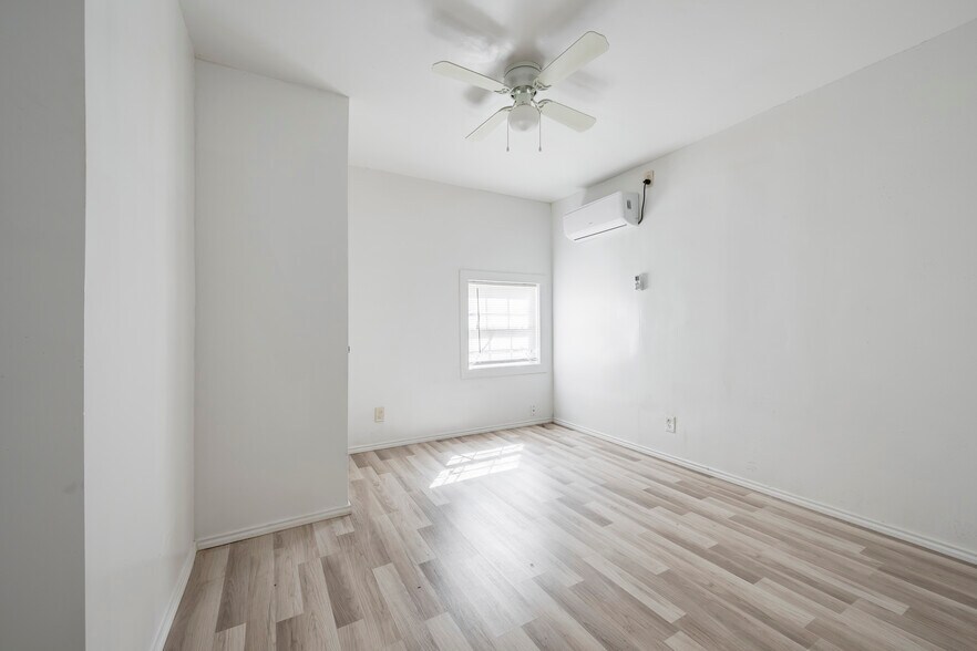 Building Photo - 725 E Morton St