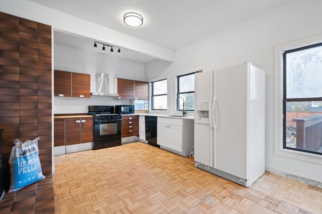 Building Photo - 7414 NE 6th Ave