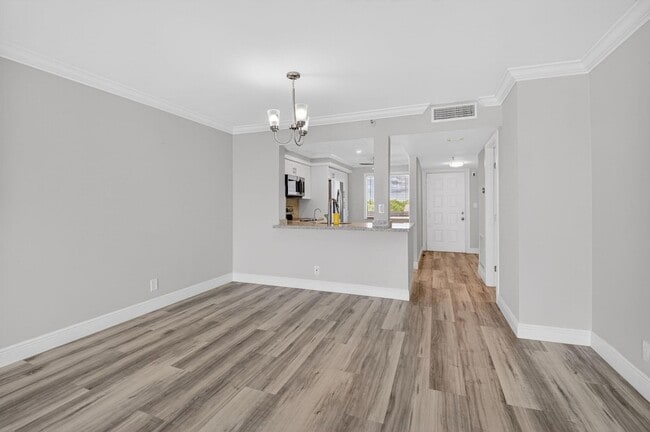 Building Photo - 7076 Huntington Ln