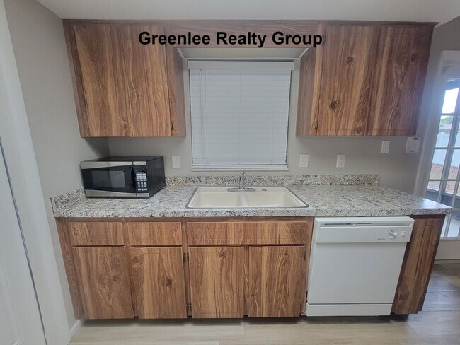Building Photo - Don't miss this 2 Bed/ 1 Bath home in Holiday Lake Estates!