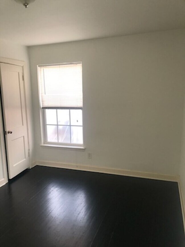 Building Photo - Updated 2/1 Ready For Move In!