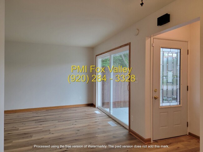Building Photo - 2-Bed, 1.5-Bath Condo Oshkosh $1,149 Monthly