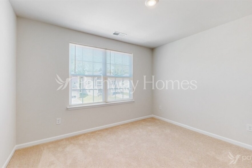 Building Photo - 335 Kennerly Center Dr