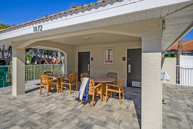 Building Photo - 2056 Crestview Way