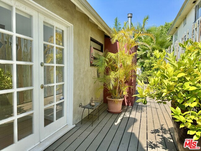 Building Photo - 1153 N Poinsettia Pl