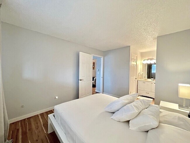 Building Photo - Furnished Cozy 1 Bedroom / 1 Bath Condo - ...